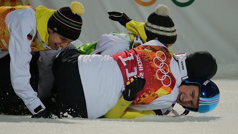 So sehen Sieger aus! So freuen sich Severin Freund, Andreas Wellinger, Marinus Kraus und Andreas Wank über ihren Sieg im Team-Springen.