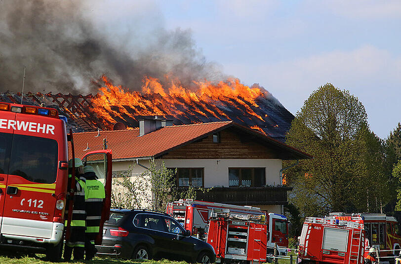Großeinsatz der Feuerwehr am Donnerstagnachmittag: In Lafering brannte ein großes Stallgebäude komplett aus, der Sachschaden ist enorm. Die Bilder.