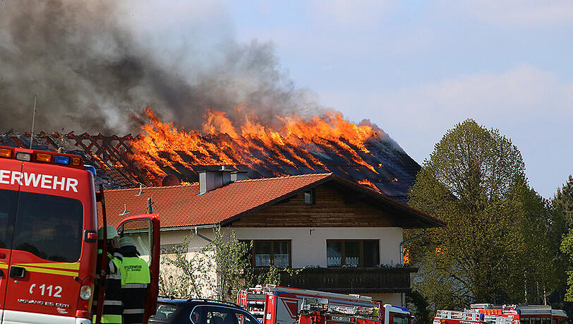 Großeinsatz der Feuerwehr am Donnerstagnachmittag: In Lafering brannte ein großes Stallgebäude komplett aus, der Sachschaden ist enorm. Die Bilder. Großeinsatz der Feuerwehr am Donnerstagnachmittag: In Lafering brannte ein großes Stallgebäude komplett aus, der Sachschaden ist enorm. Die Bilder.