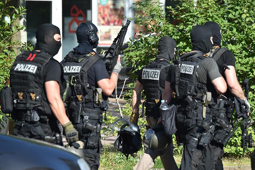 Einsatzkräfte der Polizei stehen in Viernheim (Hessen) vor dem Kino, in dem sich ein bewaffneter Mann verschanzt hatte. Die Bilder vom Einsatz.