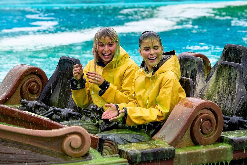 Lena Gercke (l) und Lena Meyer-Landrut werden eingeschleimt.
