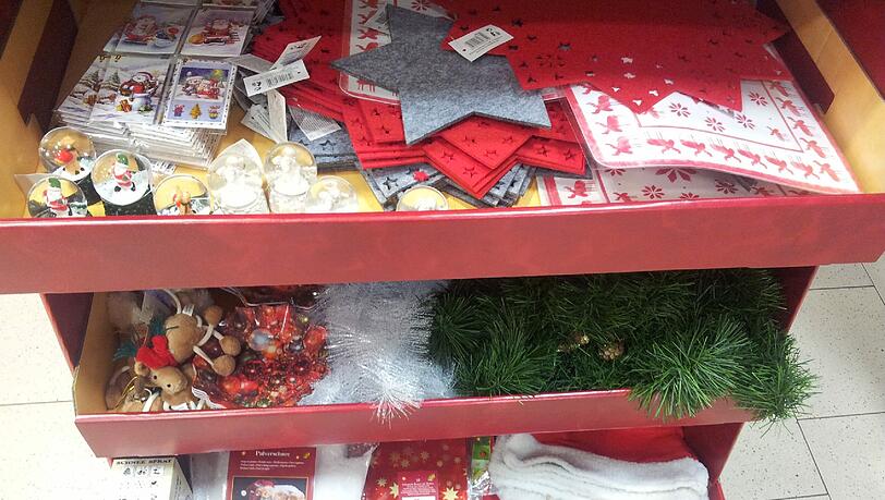 Bald ist es wieder soweit: Es weihnachtet. Bald ist es wieder soweit: Es weihnachtet.