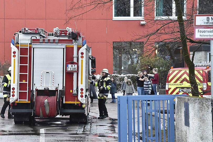 Ein Raum in der Grundschule an der Waliser Straße fing am Mittwoch Feuer. Die Bilder vom Feuerwehreinsatz!
