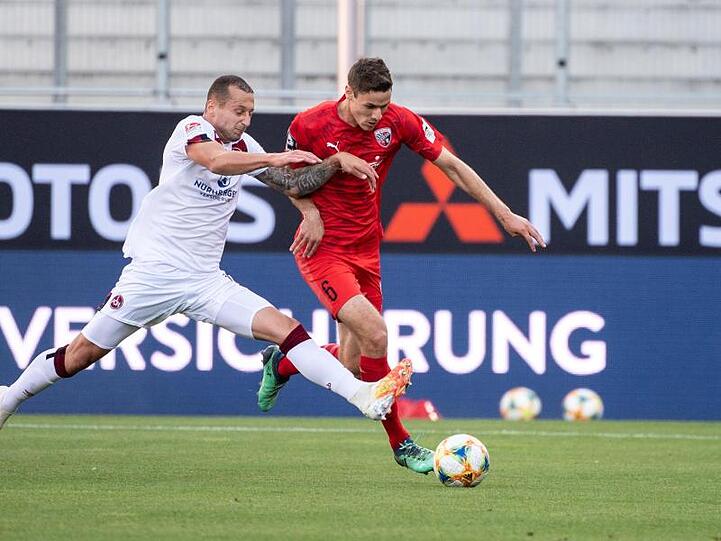 Adam Zrelak von Nürnberg (l) und Maximilian Thalhammer von Ingolstadt im Zweikampf um den Ball. Foto: Matthias Balk/dpa/Archiv