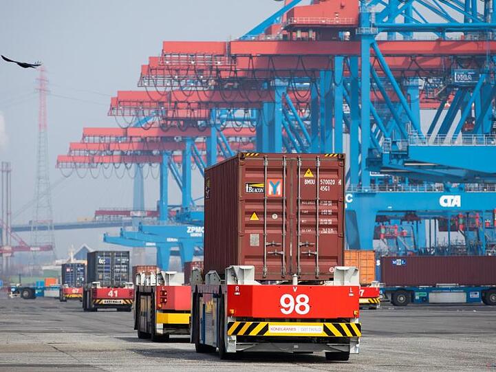 Container-Terminal in Hamburg: Das ifo-Institut ist für 2019 deutlich pessimistischer als andere Forschungsinstitute.