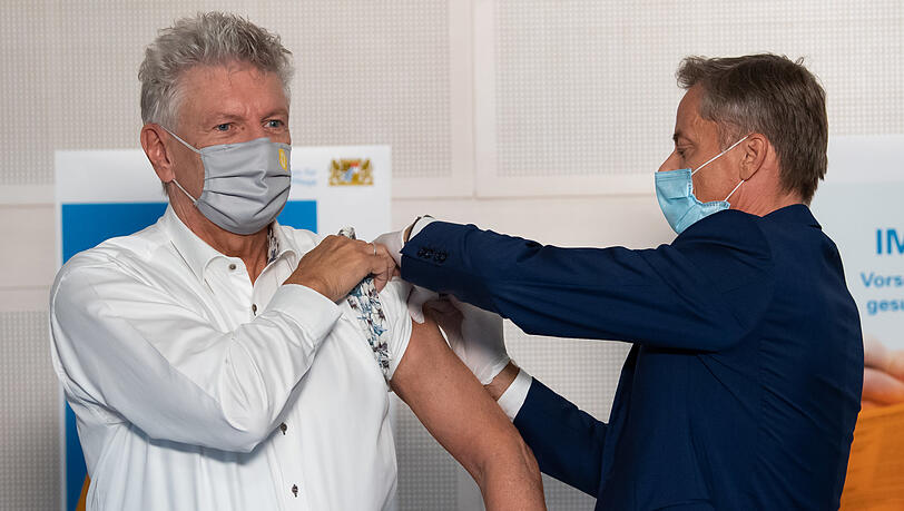 Werbewirksam: Münchens OB Dieter Reiter lässt sich bei einem Pressetermin gegen Grippe impfen.