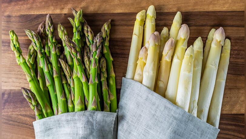 Weißer Spargel wächst unter, grüner Spargel hingegen über der Erde.