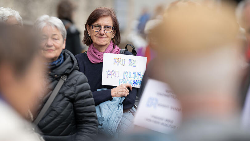 Kulturschaffende protestieren vor dem Hauptgebäude des Bayerischen Rundfunks gegen Kürzungen im Kulturprogramm. Kulturschaffende protestieren vor dem Hauptgebäude des Bayerischen Rundfunks gegen Kürzungen im Kulturprogramm.