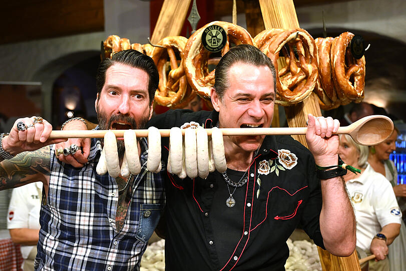 Die Boss-Hoss-Stars Michael Frick und Sascha Vollmer lassen sich die Weißwurst im Stanglwirt schmecken.