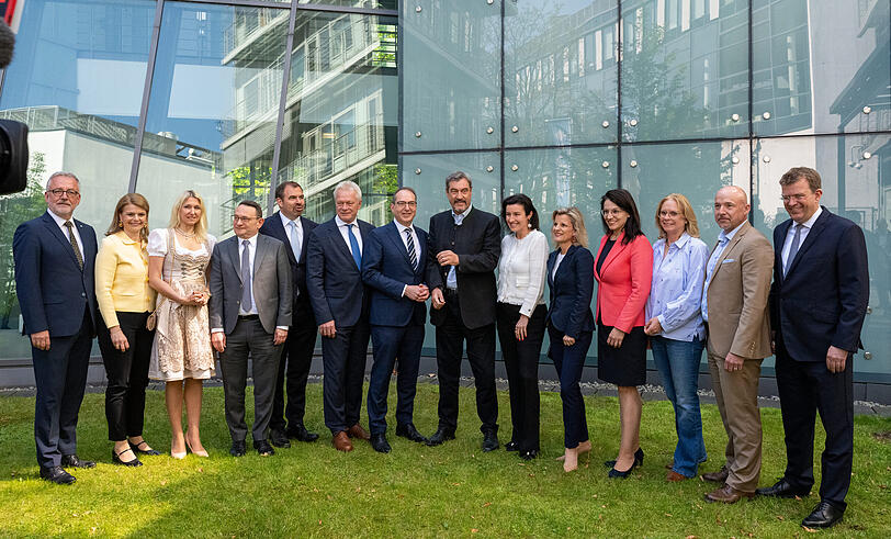 Der CSU-Vorsitzende Markus Söder (Mitte) zusammen mit den designierten CSU-Vertretern von Ämtern in der künftigen Bundesregierung und dem Bundestag: Bernd Fabritius (l-r), Beauftragter für Aussiedler und Vertriebene, Katrin Staffler, Beauftragte für Pflege, Silke Launet, Staatssekretärin für Forschung, Technologie und Raumfahrt, Ulrich Lange, Staatssekretär für Verkehr, Florian Hahn, Staatssekretär Auswärtiges Amt, Alois Rainer, Landwirtschaftsminister, Alexander Dobrindt, Innenminister, Dorothee Bär, Forschungsministerin, Daniela Ludwig, Staatssekretärin Innenministerium, Martina Englhardt-Kopf, Staatssekretärin Landwirtschaftsministerium, Andrea Lindholz, Vizepräsidentin Bundestag, Alexander Hoffmann, Vorsitzender der CSU-Landesgruppe, Reinhard Brandl, Parlamentarischer Geschäftsführer, im Innenhof der CSU-Parteizentrale zusammen.