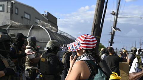 Menschen protestieren vor dem Abschiebezentrun in Newark im US-Bundestaat New Jersey.