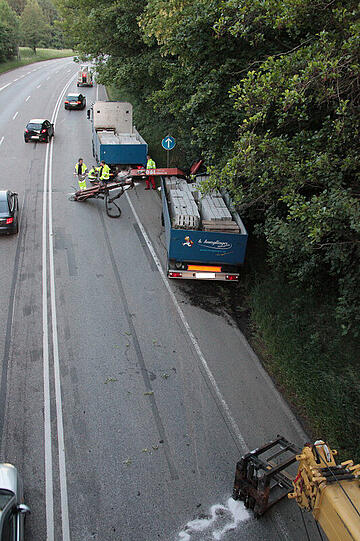 Bei Mühldorf ist ein Lkw mit Ladekran gegen eine Brücke gekracht. Der Kran wurde dabei aus der Verankerung gerissen und landete auf der Straße. Die Bilder.