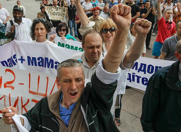 Das Bild entstand am 14. Mai: In Kiew protestieren mehrere Hundert Menschen gegen den Umzug der Schwulen und Lesben und rufen homosexuellenfeindliche Parolen.