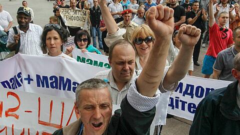 Das Bild entstand am 14. Mai: In Kiew protestieren mehrere Hundert Menschen gegen den Umzug der Schwulen und Lesben und rufen homosexuellenfeindliche Parolen.