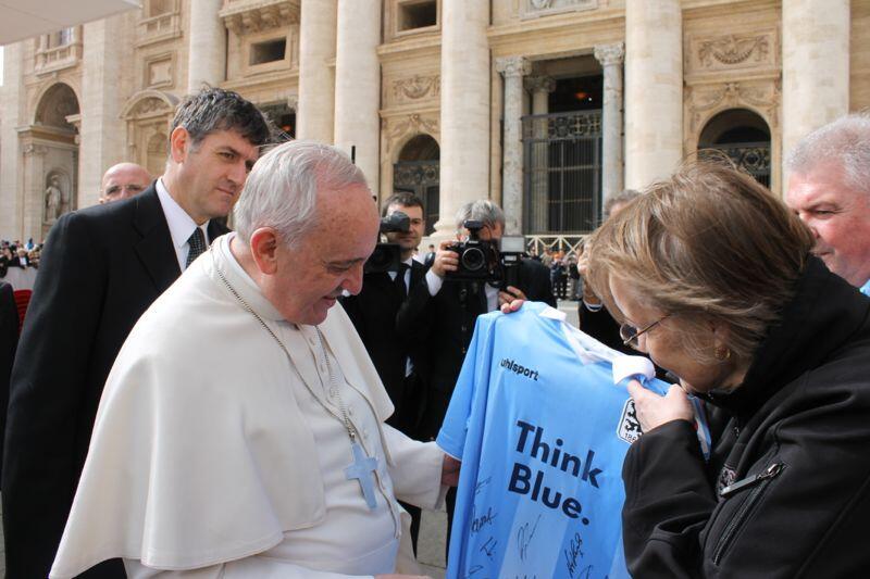 Jutta Schnell, Fanbeauftragte der Löwen, überreichte am Mittwoch im Rahmen der Generalaudienz dem Papst ein Löwen-Trikot. Die Bilder!