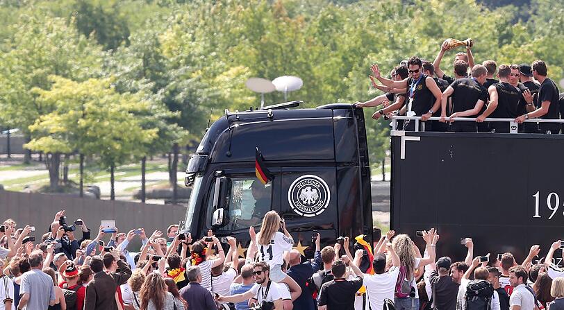 Der DFB-Bus auf dem Weg zur Fanmeile am Brandenburger Tor.