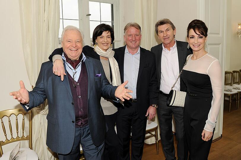 Starkoch Eckart Witzigmann und Lebensgefährtin Nicki Schnelldorfer (in Escada), mit Klaus Augenthaler, Andreas Brehme und Anna Maria Kaufmann (in Escada)
