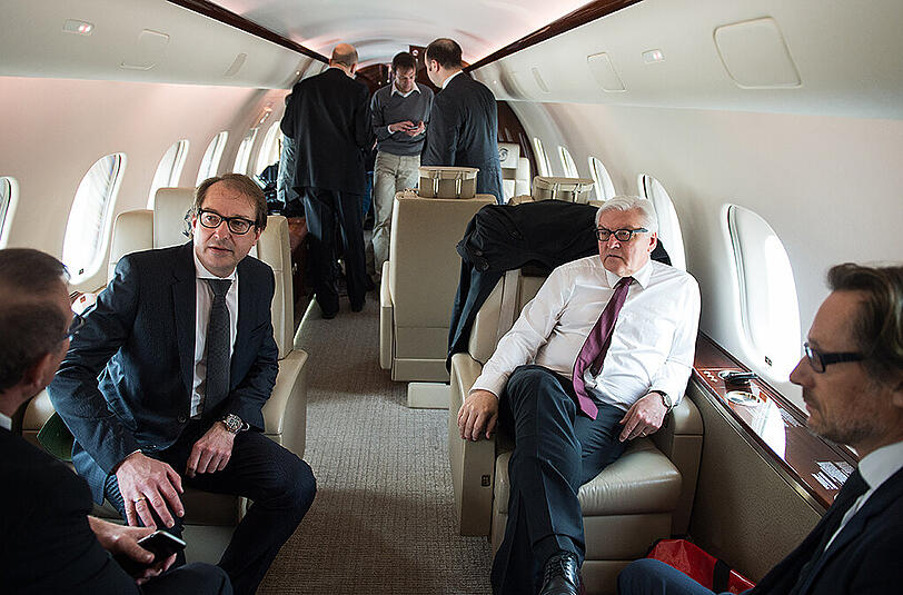 Bundesverkehrsminister Alexander Dobrindt (CDU) und Bundesaußenminister Frank-Walter Steinmeier (SPD) im Flugzeug nach Frankreich. Die beiden Politiker reisten noch am Dienstagnachmittag zur Absturzstelle.