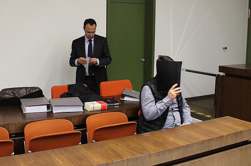 Zeigte sich reuig: Der Angeklagte Ikbal Ö. (26) und sein Anwalt Adam Ahmed vor Prozessbeginn.