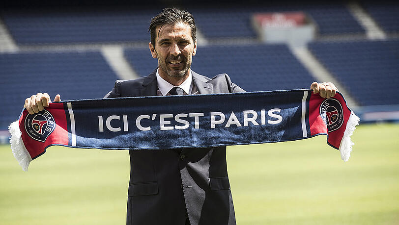 Der langjährige italienische Nationaltorwart Gianluigi Buffon setzt seine Karriere beim französischen Meister Paris St.-Germain fort. Der langjährige italienische Nationaltorwart Gianluigi Buffon setzt seine Karriere beim französischen Meister Paris St.-Germain fort.