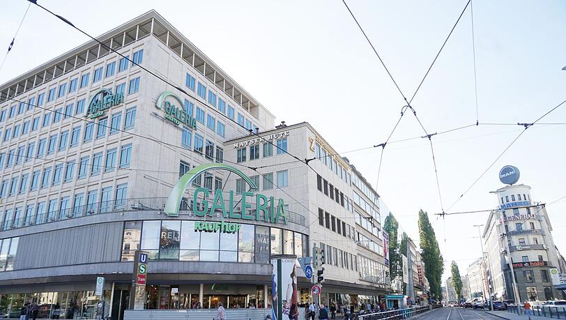 Die Kaufhof-Filiale am Münchner Stachus. Bis zu 600 Mitarbeiter sind hier beschäftigt. Die Kaufhof-Filiale am Münchner Stachus. Bis zu 600 Mitarbeiter sind hier beschäftigt.