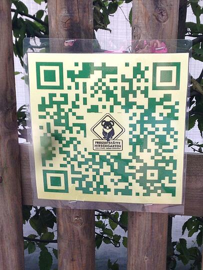 Die Schilder mit dem Handy-Code