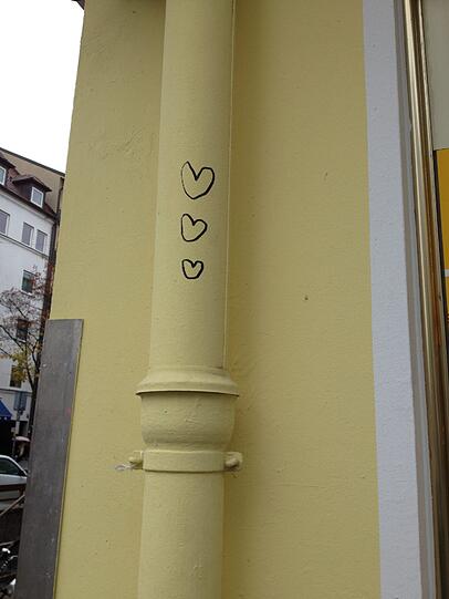 Wieder auf gelbem Grund: Herzl auf einer Regenrinne in der Theresienstraße.
