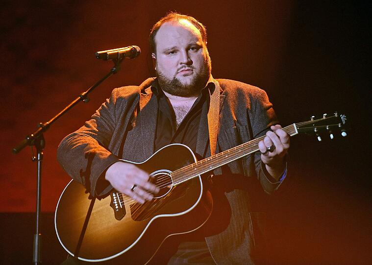 Alex Diehl: Singer-Songwriter aus Chiemgau. Er tritt mit seinem Song "Nur ein Lied" an, der nach den Anschlägen von Paris am 13. November 2015 entstand und danach zum Viral-Hit wurde.