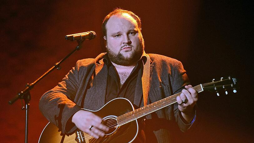 Alex Diehl: Singer-Songwriter aus Chiemgau. Er tritt mit seinem Song "Nur ein Lied" an, der nach den Anschlägen von Paris am 13. November 2015 entstand und danach zum Viral-Hit wurde. Alex Diehl: Singer-Songwriter aus Chiemgau. Er tritt mit seinem Song "Nur ein Lied" an, der nach den Anschlägen von Paris am 13. November 2015 entstand und danach zum Viral-Hit wurde.