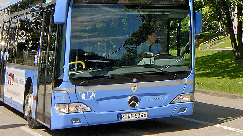 Als ein Linienbus der MVG mit einem Lkw kollidierte, zersplitterte eine Fensterscheibe. (Symbolfoto)