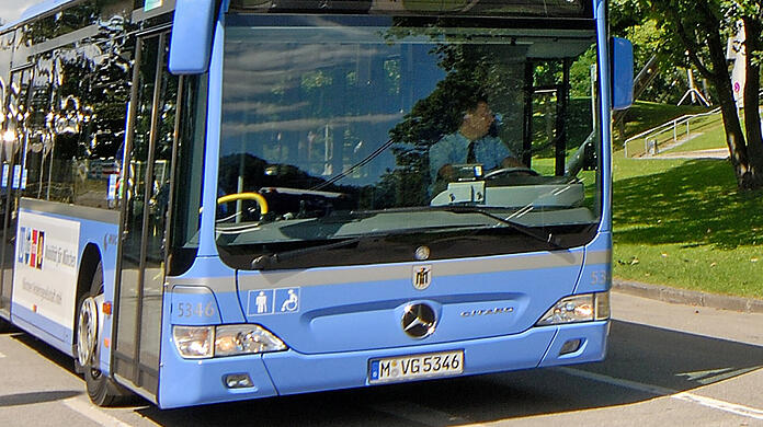 Der 34-jährige Busfahrer legte eine Vollbremsung hin, um der Radlerin auszuweichen. (Symbolfoto)