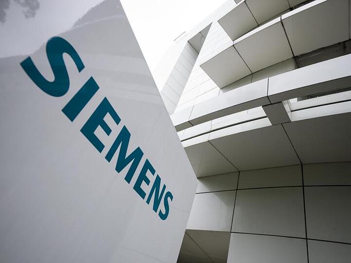 Das Logo von Siemens ist auf einer Stele zu sehen. Foto: Peter Kneffel/Archivbild