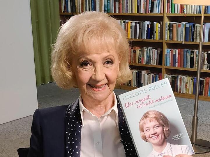 Lilo Pulver mit ihrem Buch "Was vergeht ist nicht verloren. Drehbuch meines Lebens".