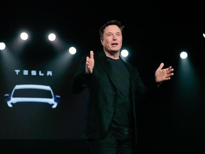 Teslas-Chef Elon Musk bei der Enthüllung des "Modell Y" im Designstudio des Unternehmenns in Hawthorne, Kalifornien.