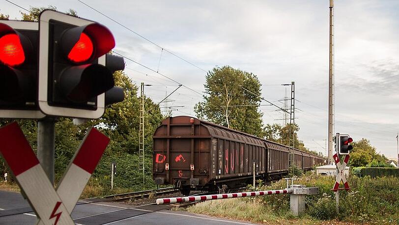 Die letzten beiden Waggons des Güterzugs sind entgleist. (Symbolbild)
