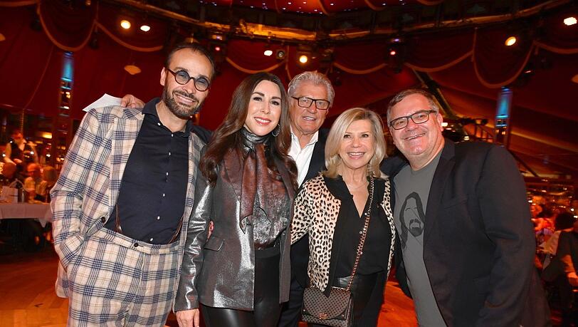 Festival der guten Laune (v. l.): Alexander-Klaus Stecher mit Frau Judith Williams, Marianne und Michael Hartl und Moderator Elton im Teatro. Festival der guten Laune (v. l.): Alexander-Klaus Stecher mit Frau Judith Williams, Marianne und Michael Hartl und Moderator Elton im Teatro.