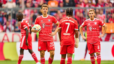 Rote Enttäuschung: "Wir sind nicht Tabellenführer und deswegen habe ich eine schöne Krawatte", motzt Ober-Bayer Thomas Müller.