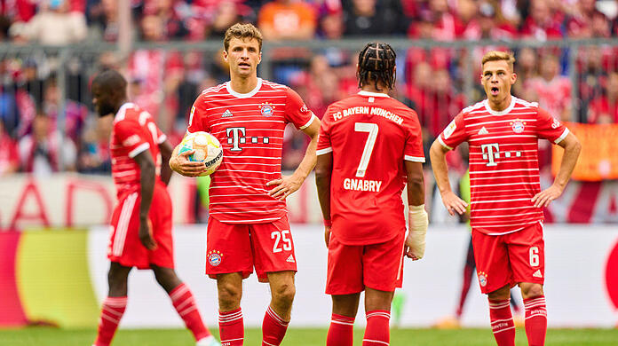 Rote Enttäuschung: "Wir sind nicht Tabellenführer und deswegen habe ich eine schöne Krawatte", motzt Ober-Bayer Thomas Müller.