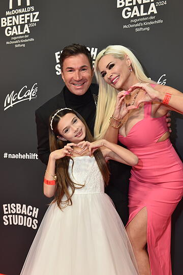 Daniela Katzenberger und Ehemann Lucas Cordalis kamen mit Tochter Sophia. Für die 9-Jährige war es der erste Red-Carpet-Auftritt.