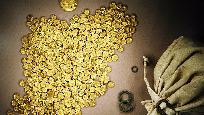 Dieser Münzenschatz ist der größte keltische Goldfund des 20. Jahrhunderts. Im November 2022 hatten Einbrecher ihn aus dem Kelten-Römermuseum in Manching gestohlen.
