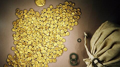 Dieser Münzenschatz ist der größte keltische Goldfund des 20. Jahrhunderts. Im November 2022 hatten Einbrecher ihn aus dem Kelten-Römermuseum in Manching gestohlen.