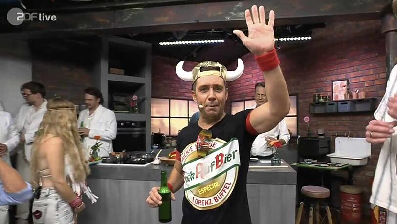 Chaos beim "ZDF-Fernsehgarten": Lorenz Büffel rennt plötzlich vor die Kamera. Chaos beim "ZDF-Fernsehgarten": Lorenz Büffel rennt plötzlich vor die Kamera.