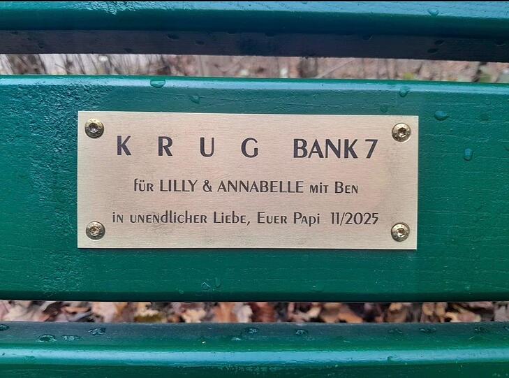 Die &bdquo;KRUG Bank 7&ldquo; im Englischen Garten ist den beiden Schwestern f&uuml;r die n&auml;chsten zehn Jahre gewidmet.