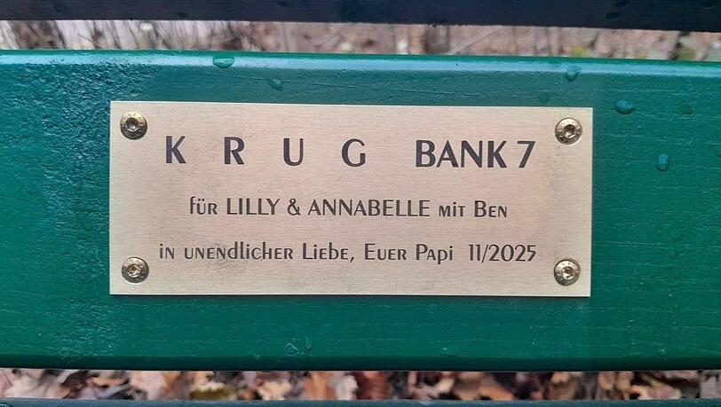 Die &bdquo;KRUG Bank 7&ldquo; im Englischen Garten ist den beiden Schwestern f&uuml;r die n&auml;chsten zehn Jahre gewidmet.