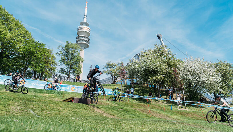 Gravel und E-MTB liegen voll im Trend &ndash; auch im E-Bike-Segment. Passend dazu bringen zahlreiche Aussteller ihre neuesten Modelle und Innovationen mit nach M&uuml;nchen, zum Testen und Ausprobieren.