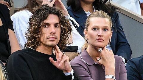 Toni Garrn und Charly Steeb verfolgten das Achtelfinal-Match der French Open gespannt.