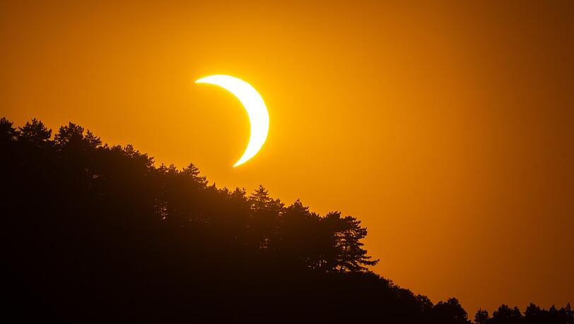 Die Sonnenfinsternis konnte am Mittwoch auch im TV verfolgt werden. Die Sonnenfinsternis konnte am Mittwoch auch im TV verfolgt werden.