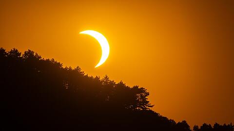 Die Sonnenfinsternis konnte am Mittwoch auch im TV verfolgt werden.