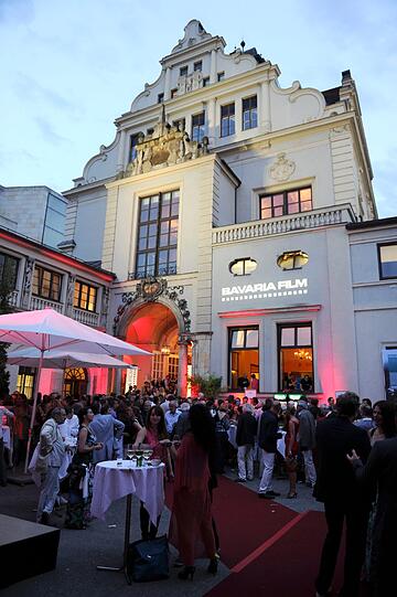 Der EmpfangBeim Empfang von Bavaria Film im Künstlerhaus am Lenbachplatz zeigte sich wieder allerlei Pominenz aus Film und Fehrnsehn. Anlass war das Filmfest München.