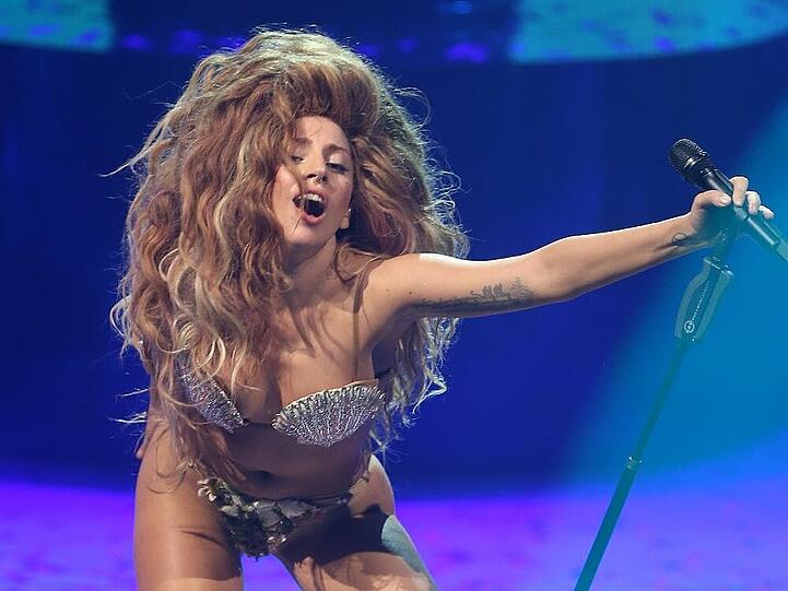 Auf der Bühne gibt Lady Gaga alles